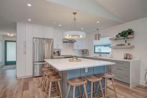 Modern 3BR 2BA Coastal Chic Home, Fully Furnished, Walk or Bike to Beach