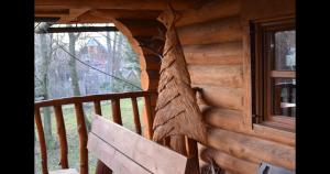 Drevenica pod vŕbami s farmou a zvieratami