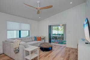 Modern 3BR 2BA Coastal Chic Home, Fully Furnished, Walk or Bike to Beach
