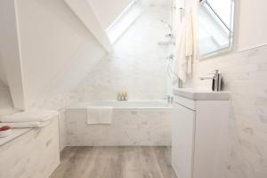 Newly Built Modern& Central Apartment-Free Parking