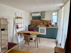 Relaxation for two in a nice environment