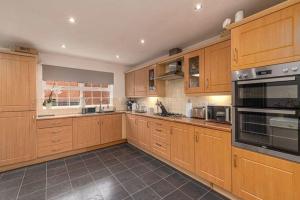 Spacious 5-Bed Detached House, Sleeps 10, Parking