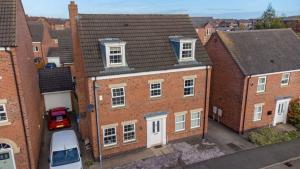 Spacious 5-Bed Detached House, Sleeps 10, Parking
