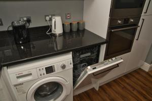 Spacious house in Hamilton with free parking & WiFi