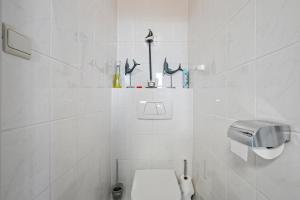 Modern 2-Bedroom Apartment Near Beach & Center T138