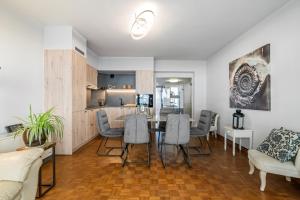 Modern 2-Bedroom Apartment Near Beach & Center T138