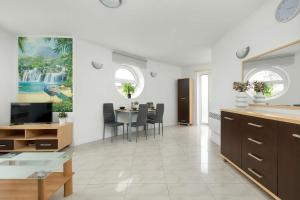 Ustronie Morskie Sunny Apartment Close to the Beach by Noclegi Renters