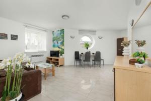 Ustronie Morskie Sunny Apartment Close to the Beach by Noclegi Renters