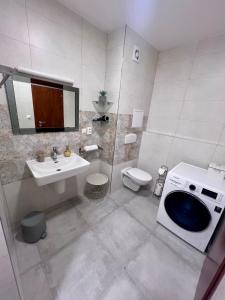 BL Luxury Apartment, 24hr Self Check-in, Free Private Garage Parking, Panoramic Views from Balcony, 5 minute walk to City Center