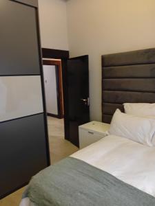 Big Mo Bev and Grill