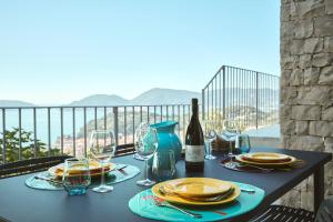 "Torretta House", inside a Private Park on Lerici hills, shared Pool, Tennis, AC, parking next home and parking in Lerici!