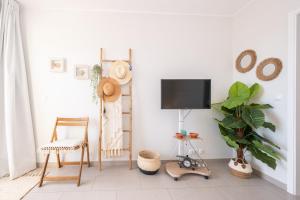 Golden Top Floor Ocean View Pools & Beach Access