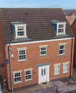 Spacious 5-Bed Detached House, Sleeps 10, Parking