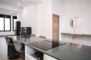 Duplex Oasis with Terrace, Pool and BBQ & Parking