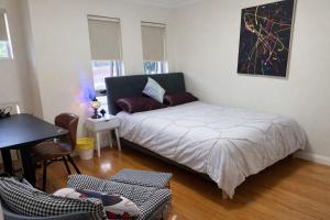 Fascinating Neon - Master Room Beside Station - With Private bathroom and walk-in wardrobe