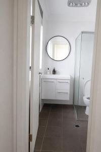 Fascinating Neon - Master Room Beside Station - With Private bathroom and walk-in wardrobe