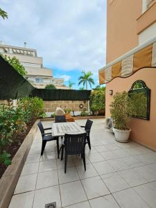 LARGE garden, Shared pool, Perfect location