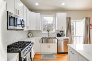 5 Mi to Show Place Arena Quiet Townhome with Patio