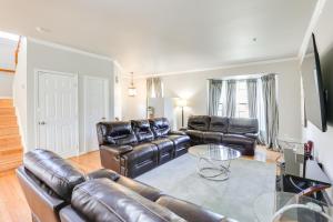 5 Mi to Show Place Arena: Quiet Townhome w Patio