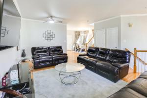 5 Mi to Show Place Arena Quiet Townhome with Patio