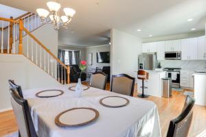 5 Mi to Show Place Arena: Quiet Townhome w Patio