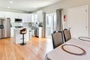 5 Mi to Show Place Arena Quiet Townhome with Patio