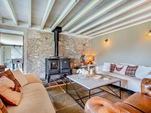 4 Bed in Llanfechell 90258