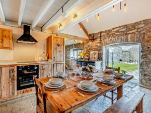 4 Bed in Llanfechell 90258