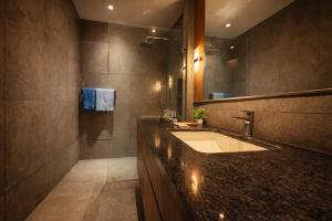 A Premium Luxury Apt with Balcony - Stayflix and Chill