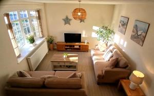 Seaside holiday home 3 minute walk to beach with parking