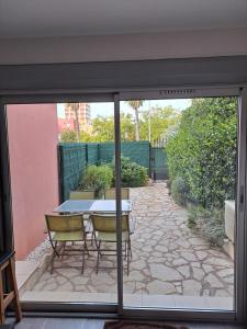 Appartement grande terrasse RDC à150 m de la plage