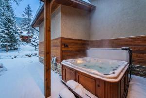 Blue River Escape Hot Tub Views and Game Room