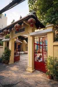 Nhà Mình homestay - Quiet Balcony Rooms in District 3