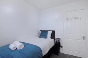 Stylish 2-Bed flat, fast Wi-Fi, Sky & free parking