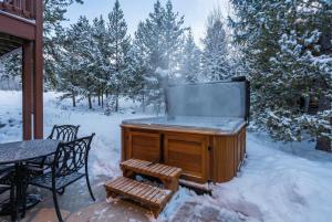 Modern Mountain Stay Hot Tub Fire Pit and Views