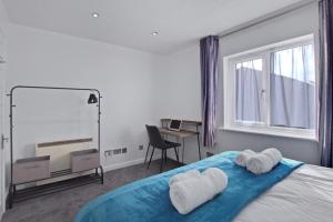 Stylish 2-Bed flat, fast Wi-Fi, Sky & free parking