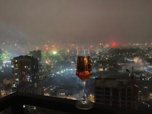 Высокая квартира студия 42 м2 на 26 этаже с видом на горы