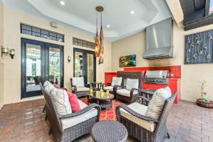 Tranquility - 4000 Sq ft of Luxury - Private PoolSpa, Walk Everywhere, Pet Friendly