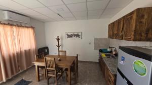 Depto en planta baja con Aire acondicionado a 500m de la ruta - Camas individuales