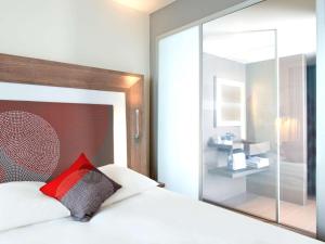 Premium Queen Room with Two Single Sofa Beds room in Novotel London Blackfriars