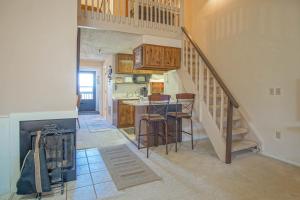 1Br: Studio Loft Ridgewood 59 Wood Fireplace, Washer and Dryer Full Kitchen