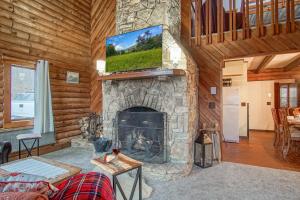 2 Br Plus Loft: Hawthorne Valley 4