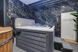 Private Luxury Spa Suite - Sauna, Jacuzzi, Ice Bath