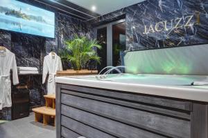 Private Luxury Spa Suite - Sauna, Jacuzzi, Ice Bath