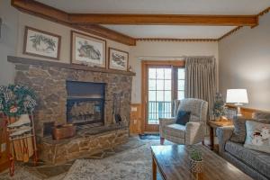 Whistlepunk # 28: 2 Bedrooms, 2 Full Baths: Slope Side Wood Fireplace Central Location