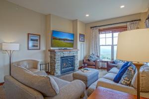 Soaring Eagle #404: 3 bedroom 2 bath Corner Penthouse