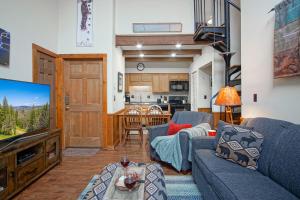 Whistlepunk 36: 1 Br Plus Bonus Sleeping Loft Slope Side