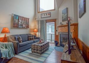 Whistlepunk 36: 1 Br Plus Bonus Sleeping Loft Slope Side