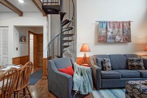 Whistlepunk 36: 1 Br Plus Bonus Sleeping Loft Slope Side