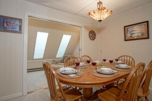 Leatherbark - 202A 2 BR Condo Spacious Living Room